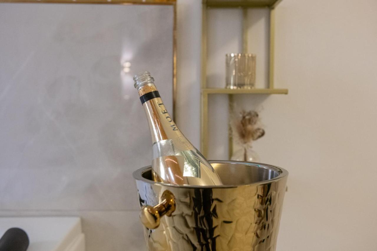 Fashion Apartment Gold Bologna With Jacuzzi & Car Garage Extérieur photo