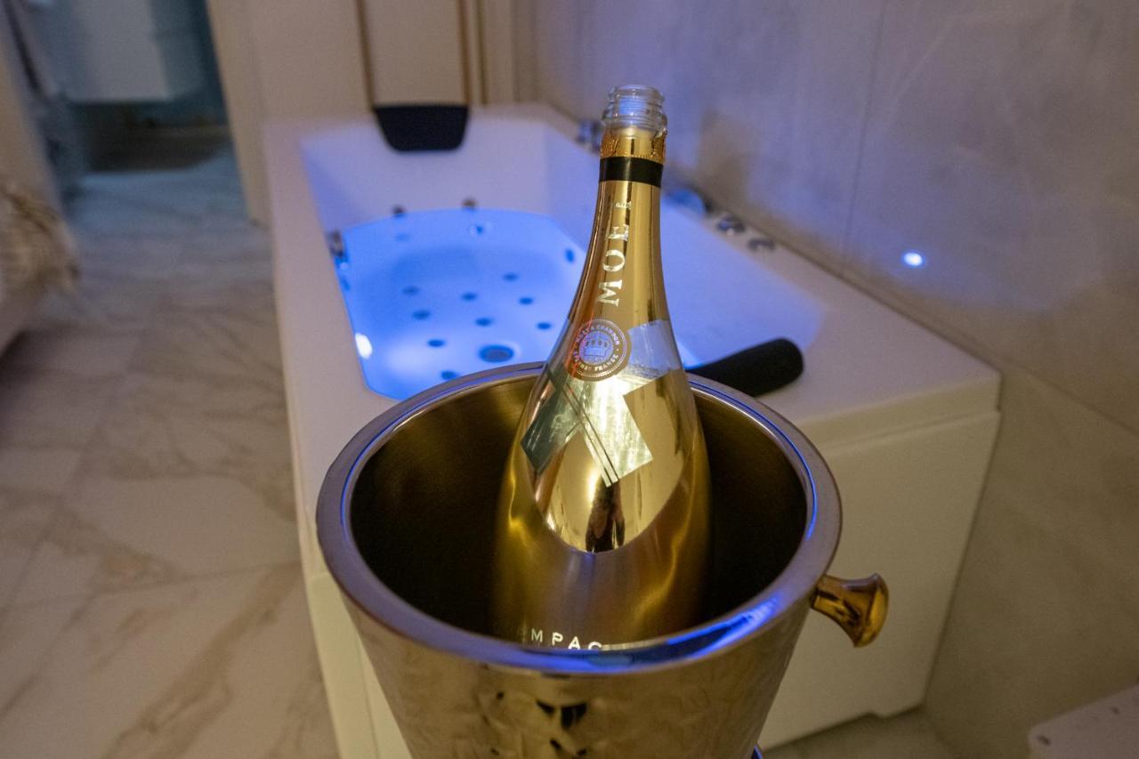 Fashion Apartment Gold Bologna With Jacuzzi & Car Garage Extérieur photo